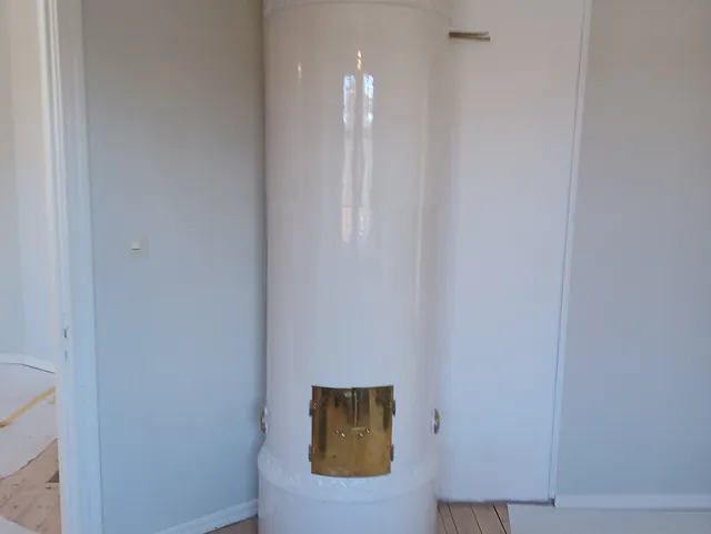 renovering av kakelugn med markeringar och ordnad arbetsplats